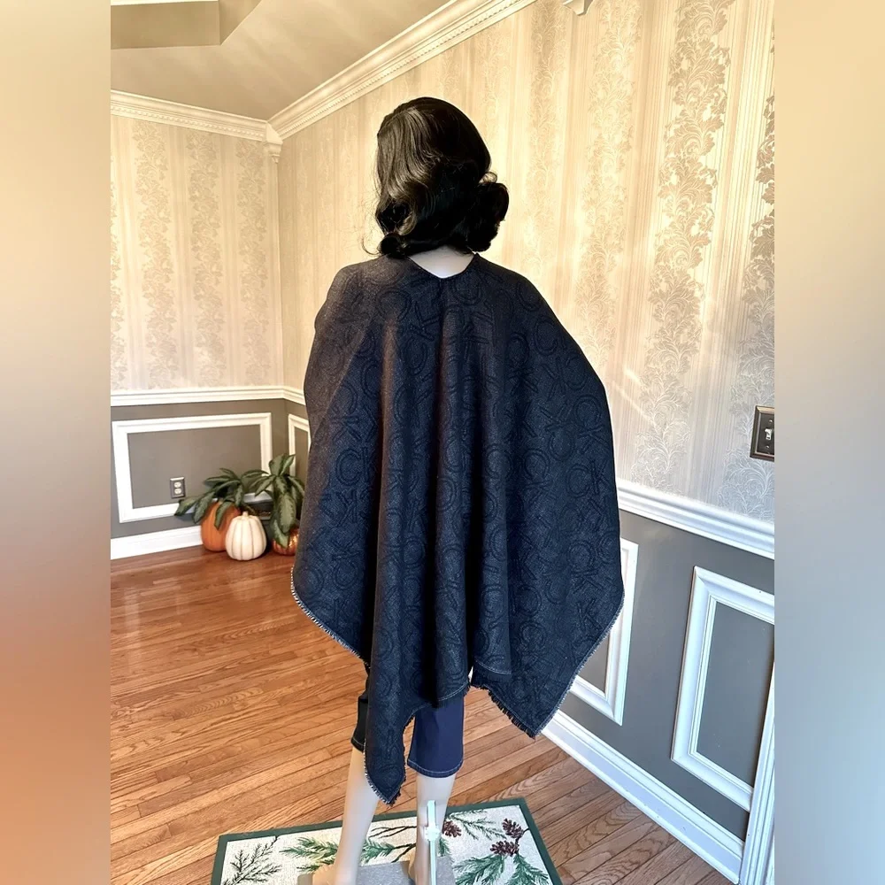 NWT!❄️Calvin Klein!☃️Shrug w/fringes!❄️One Size fits all/black/white - Picture 3 of 13